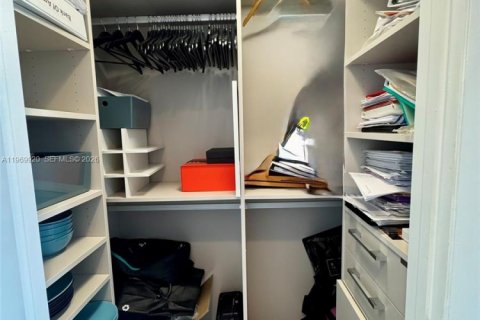 Condo in Miami, Florida, 3 bedrooms  № 2030709 - photo 11