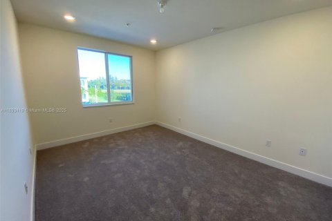 Condominio en alquiler en Doral, Florida, 3 dormitorios № 1945300 - foto 12