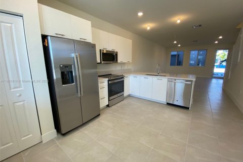 Condominio en alquiler en Doral, Florida, 3 dormitorios № 1945300 - foto 1