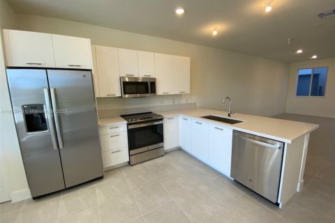 Condominio en alquiler en Doral, Florida, 3 dormitorios № 1945300 - foto 3