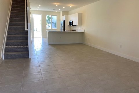 Condominio en alquiler en Doral, Florida, 3 dormitorios № 1945300 - foto 2