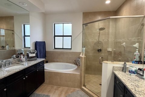 Villa ou maison à louer à Doral, Floride: 4 chambres, 246.19 m2 № 1945430 - photo 20