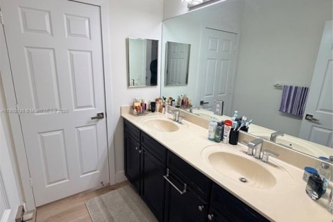 Villa ou maison à louer à Doral, Floride: 4 chambres, 246.19 m2 № 1945430 - photo 24