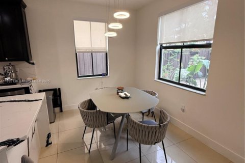 Villa ou maison à louer à Doral, Floride: 4 chambres, 246.19 m2 № 1945430 - photo 12