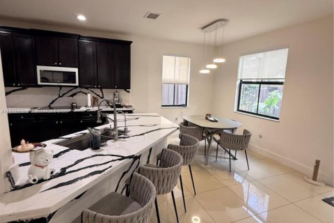 Villa ou maison à louer à Doral, Floride: 4 chambres, 246.19 m2 № 1945430 - photo 13