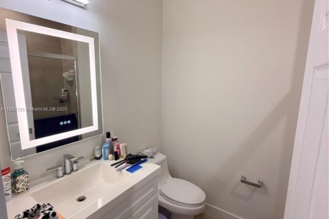 Villa ou maison à louer à Doral, Floride: 4 chambres, 246.19 m2 № 1945430 - photo 26