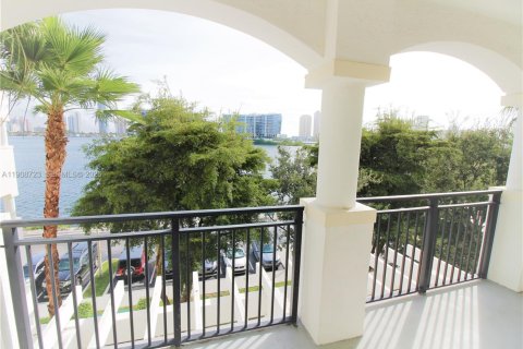 Condo in Aventura, Florida, 2 bedrooms  № 2061447 - photo 3