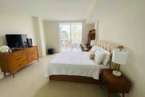 Condo in Bal Harbour, Florida, 1 bedroom  № 2043038 - photo 12