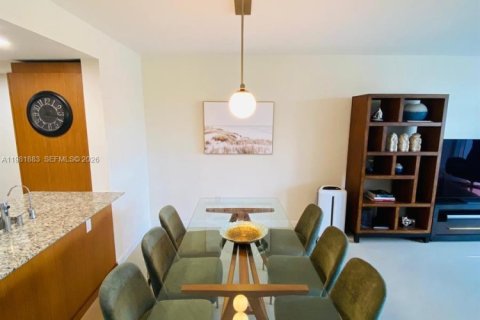 Condo in Bal Harbour, Florida, 1 bedroom  № 2043038 - photo 19