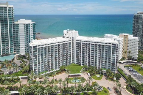 Condo in Bal Harbour, Florida, 1 bedroom  № 2043038