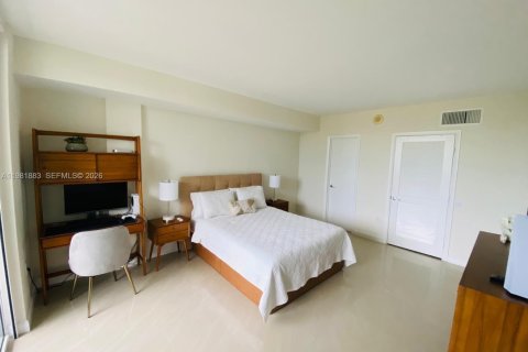 Condo in Bal Harbour, Florida, 1 bedroom  № 2043038 - photo 14