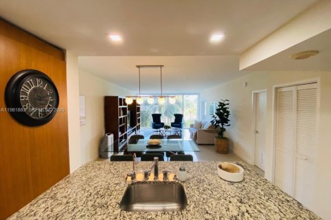 Condo in Bal Harbour, Florida, 1 bedroom  № 2043038 - photo 15