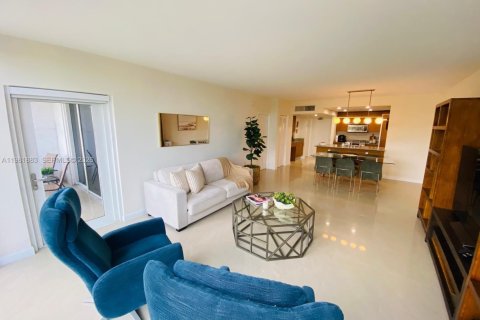 Condo in Bal Harbour, Florida, 1 bedroom  № 2043038 - photo 7