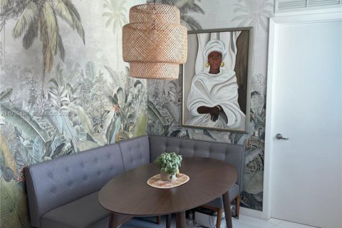 Condominio en alquiler en Miami, Florida, 2 dormitorios, 86.4 m2 № 1989246 - foto 1