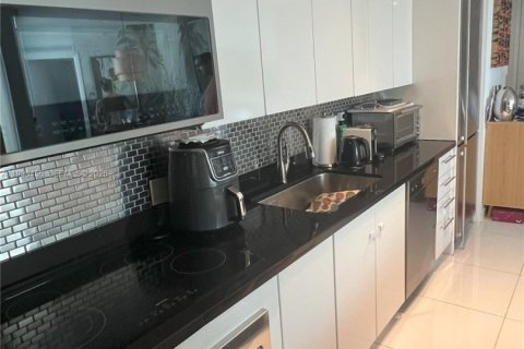 Condominio en alquiler en Miami, Florida, 2 dormitorios, 86.4 m2 № 1989246 - foto 2