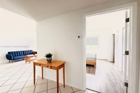Condo in Miami, Florida, 1 bedroom  № 1888853 - photo 8