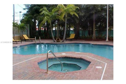 Condo in Miami, Florida, 1 bedroom  № 1888853 - photo 12