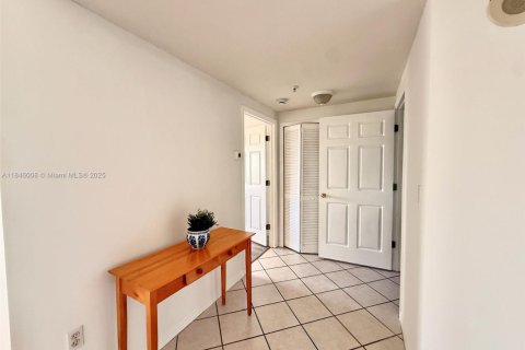 Condo in Miami, Florida, 1 bedroom  № 1888853 - photo 4