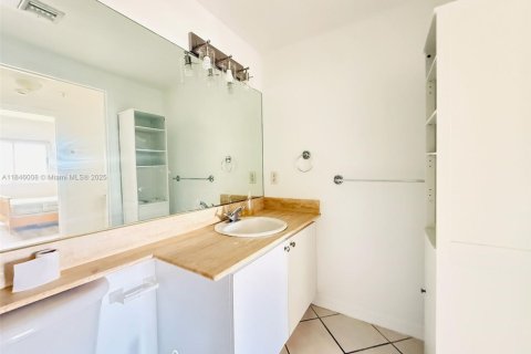Condo in Miami, Florida, 1 bedroom  № 1888853 - photo 7