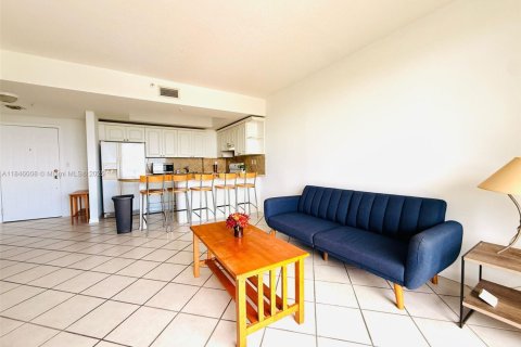 Condo in Miami, Florida, 1 bedroom  № 1888853 - photo 1