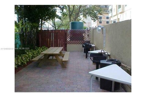 Condo in Miami, Florida, 1 bedroom  № 1888853 - photo 11