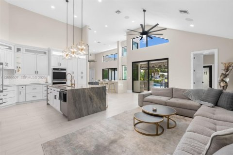 House in Lighthouse Point, Florida 4 bedrooms, 312.06 sq.m. № 2407747 - photo 8