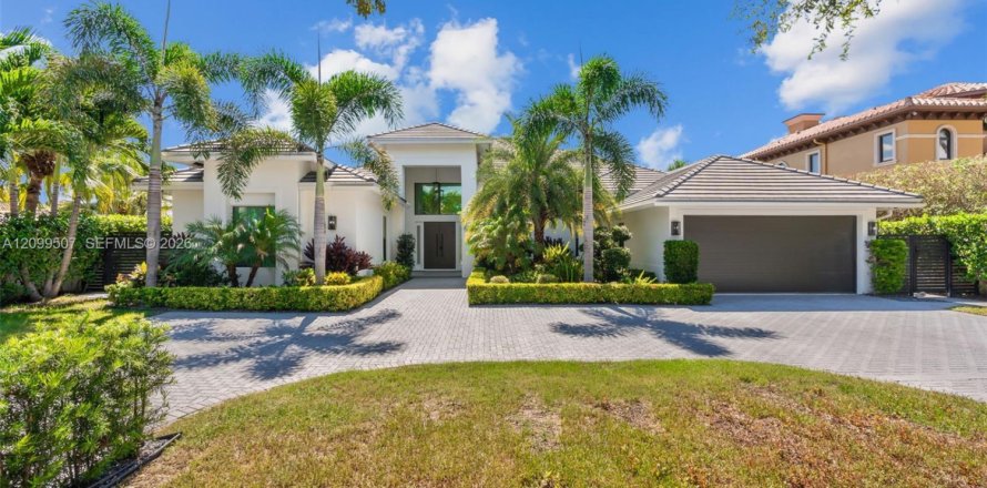 House in Lighthouse Point, Florida 4 bedrooms, 312.06 sq.m. № 2407747