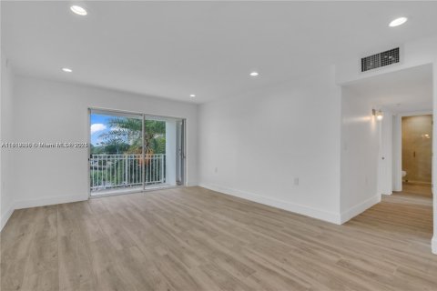 Condominio en alquiler en Miami, Florida, 2 dormitorios, 105.91 m2 № 1776313 - foto 6