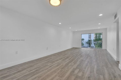 Condominio en alquiler en Miami, Florida, 2 dormitorios, 105.91 m2 № 1776313 - foto 19