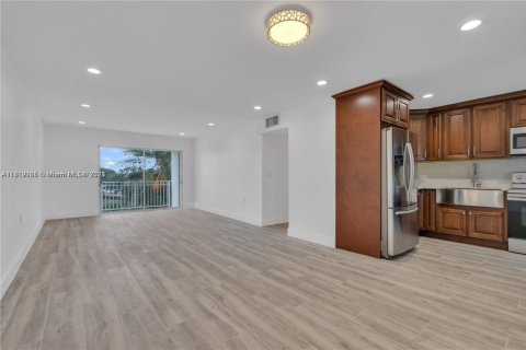 Condominio en alquiler en Miami, Florida, 2 dormitorios, 105.91 m2 № 1776313 - foto 2