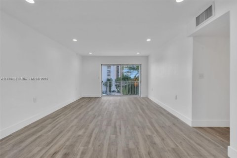 Condominio en alquiler en Miami, Florida, 2 dormitorios, 105.91 m2 № 1776313 - foto 18