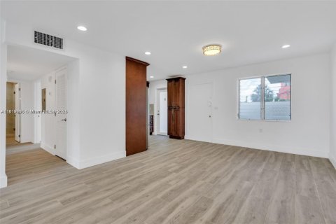 Condominio en alquiler en Miami, Florida, 2 dormitorios, 105.91 m2 № 1776313 - foto 5