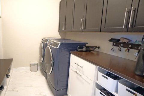 House in Tampa, Florida 5 bedrooms, 354.33 sq.m. № 1903444 - photo 6