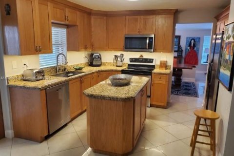 House in Miami, Florida 5 bedrooms, 282.24 sq.m. № 1948464 - photo 18