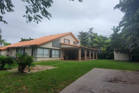 House in Miami, Florida 5 bedrooms, 282.24 sq.m. № 1948464 - photo 2
