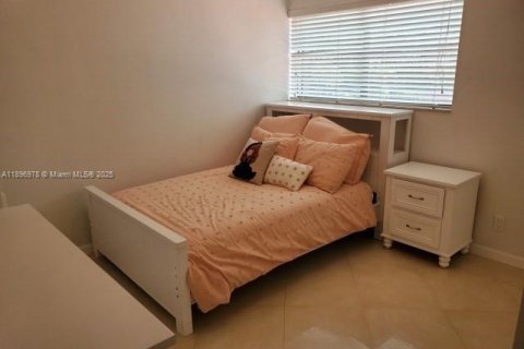 House in Miami, Florida 5 bedrooms, 282.24 sq.m. № 1948464 - photo 28
