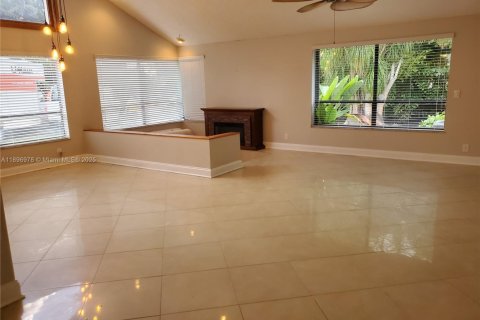 House in Miami, Florida 5 bedrooms, 282.24 sq.m. № 1948464 - photo 11