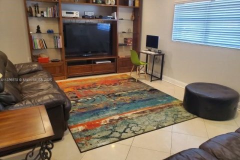House in Miami, Florida 5 bedrooms, 282.24 sq.m. № 1948464 - photo 16