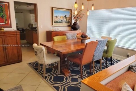 House in Miami, Florida 5 bedrooms, 282.24 sq.m. № 1948464 - photo 7