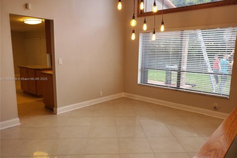 House in Miami, Florida 5 bedrooms, 282.24 sq.m. № 1948464 - photo 8
