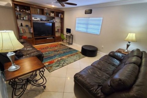 House in Miami, Florida 5 bedrooms, 282.24 sq.m. № 1948464 - photo 17