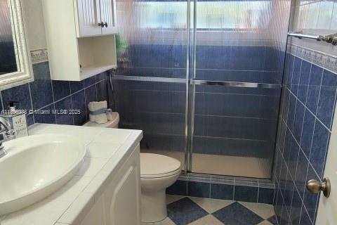 House in Miami, Florida 5 bedrooms, 282.24 sq.m. № 1948464 - photo 29
