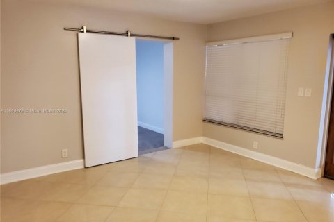House in Miami, Florida 5 bedrooms, 282.24 sq.m. № 1948464 - photo 21