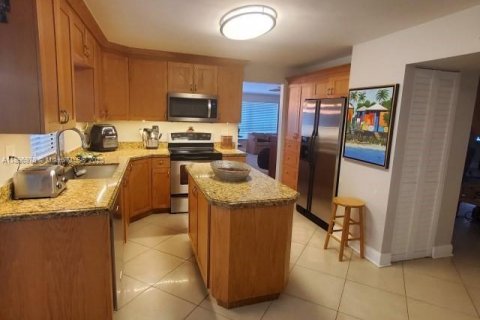 House in Miami, Florida 5 bedrooms, 282.24 sq.m. № 1948464 - photo 19