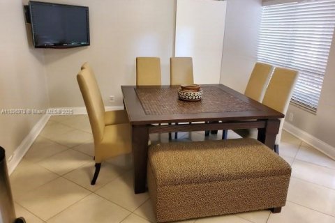 House in Miami, Florida 5 bedrooms, 282.24 sq.m. № 1948464 - photo 20