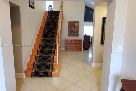 House in Miami, Florida 5 bedrooms, 282.24 sq.m. № 1948464 - photo 3
