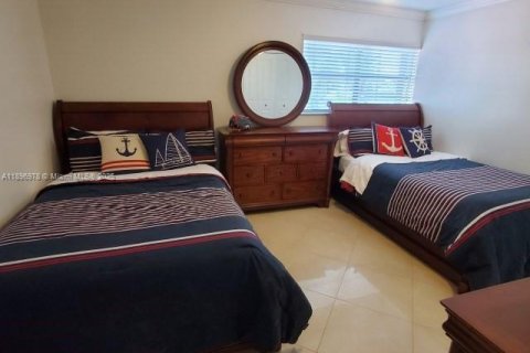 House in Miami, Florida 5 bedrooms, 282.24 sq.m. № 1948464 - photo 26