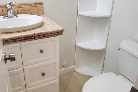 House in Miami, Florida 5 bedrooms, 282.24 sq.m. № 1948464 - photo 14