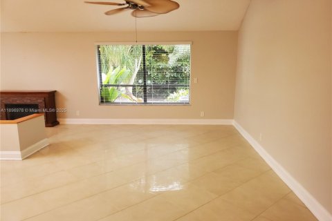 House in Miami, Florida 5 bedrooms, 282.24 sq.m. № 1948464 - photo 10