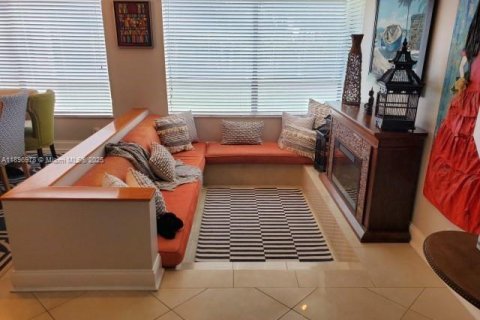 House in Miami, Florida 5 bedrooms, 282.24 sq.m. № 1948464 - photo 9